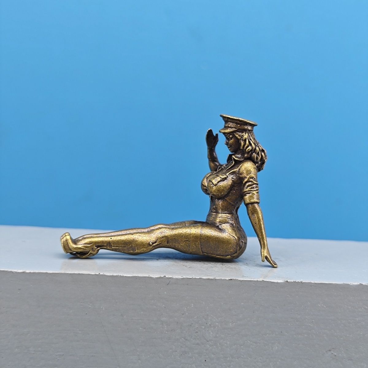 Estatueta Miniatura de Menina  - Vintage Collectible Cars avaliação e preço